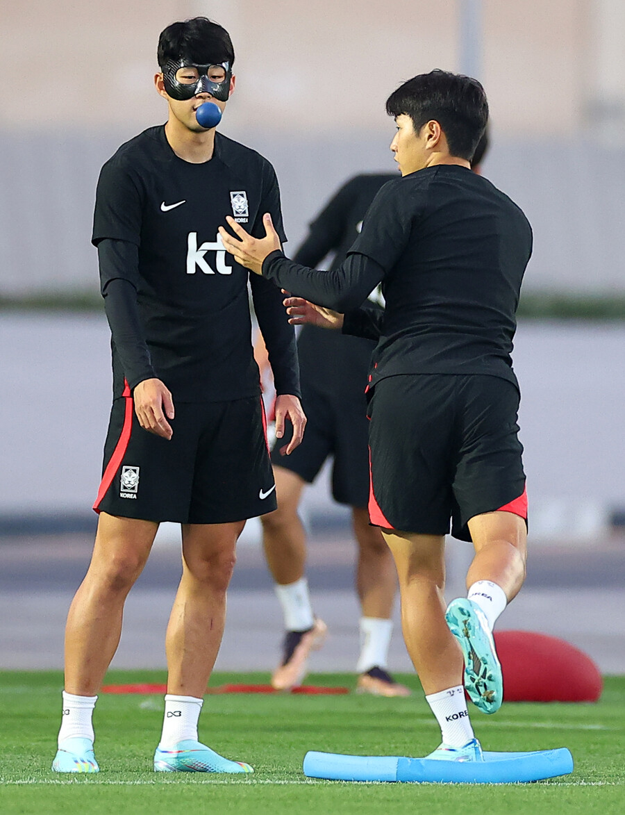 ▲ 축구대표팀이 포르투갈전을 앞두고 훈련에 돌입했다. 필승 의지가 대표팀을 지배하고 있다. 손흥민-이강인 등은 짝을 지어 훈련했다. ⓒ연합뉴스