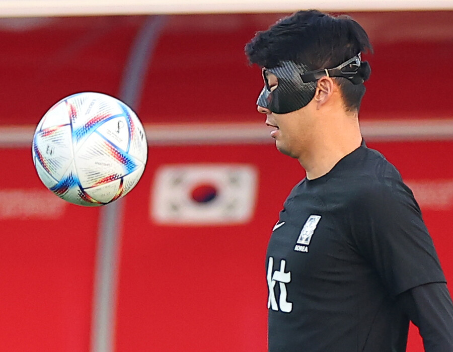 ▲ 축구대표팀이 포르투갈전을 앞두고 훈련에 돌입했다. 필승 의지가 대표팀을 지배하고 있다. 손흥민-이강인 등은 짝을 지어 훈련했다. ⓒ연합뉴스
