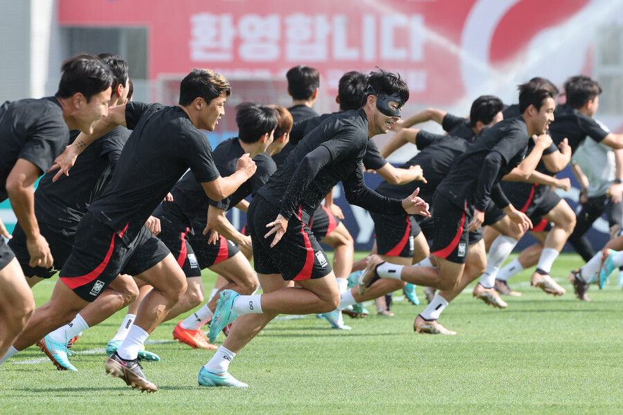 ▲ 벤투호가 도하의 기적을 만들기 위해 총력전에 나선다(사진 위). 가나전 퇴장으로 벤치 착석이 불가한 파울루 벤투(사진 가운데)에게 한 경기 더 만들어주겠다는 의지가 강하다. 세르지우 코스타(사진 맨 아래) 수석 코치가 지휘한다. ⓒ연합뉴스