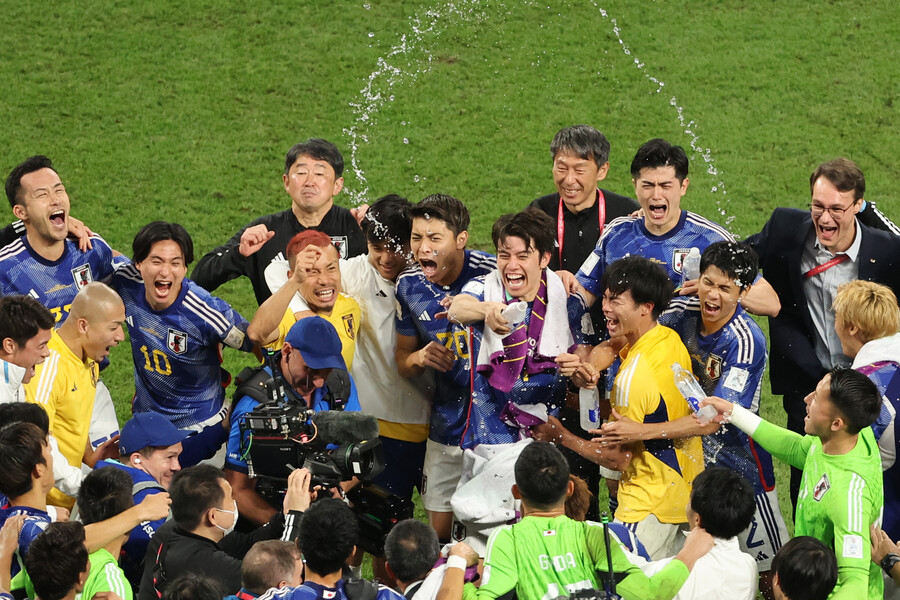▲ 죽음의 조를 1위로 탈출하며 16강에 진출한 일본 축구대표팀 선수들이 기뻐하고 있다. ⓒ연합뉴스