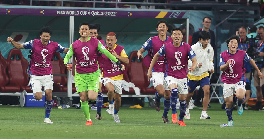 ▲ 죽음의 조를 1위로 탈출하며 16강에 진출한 일본 축구대표팀 선수들이 기뻐하고 있다. ⓒ연합뉴스
