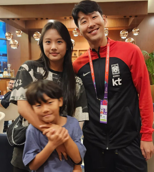 '손흥민·조규성과 인증샷' 자랑하더니…'아빠 찬스' 시선에 "우연히 만난 것" 해명