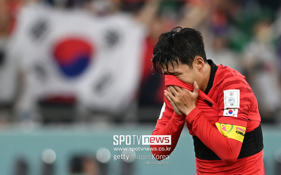 ▲ 손흥민이 16강에 진출하자 눈물을 흘렸다
