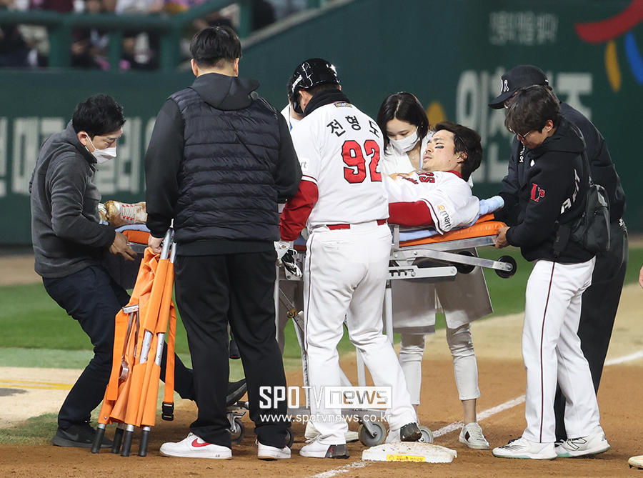 ▲ 한국시리즈 6차전에서 부상 교체되는 한유섬 ⓒ곽혜미 기자