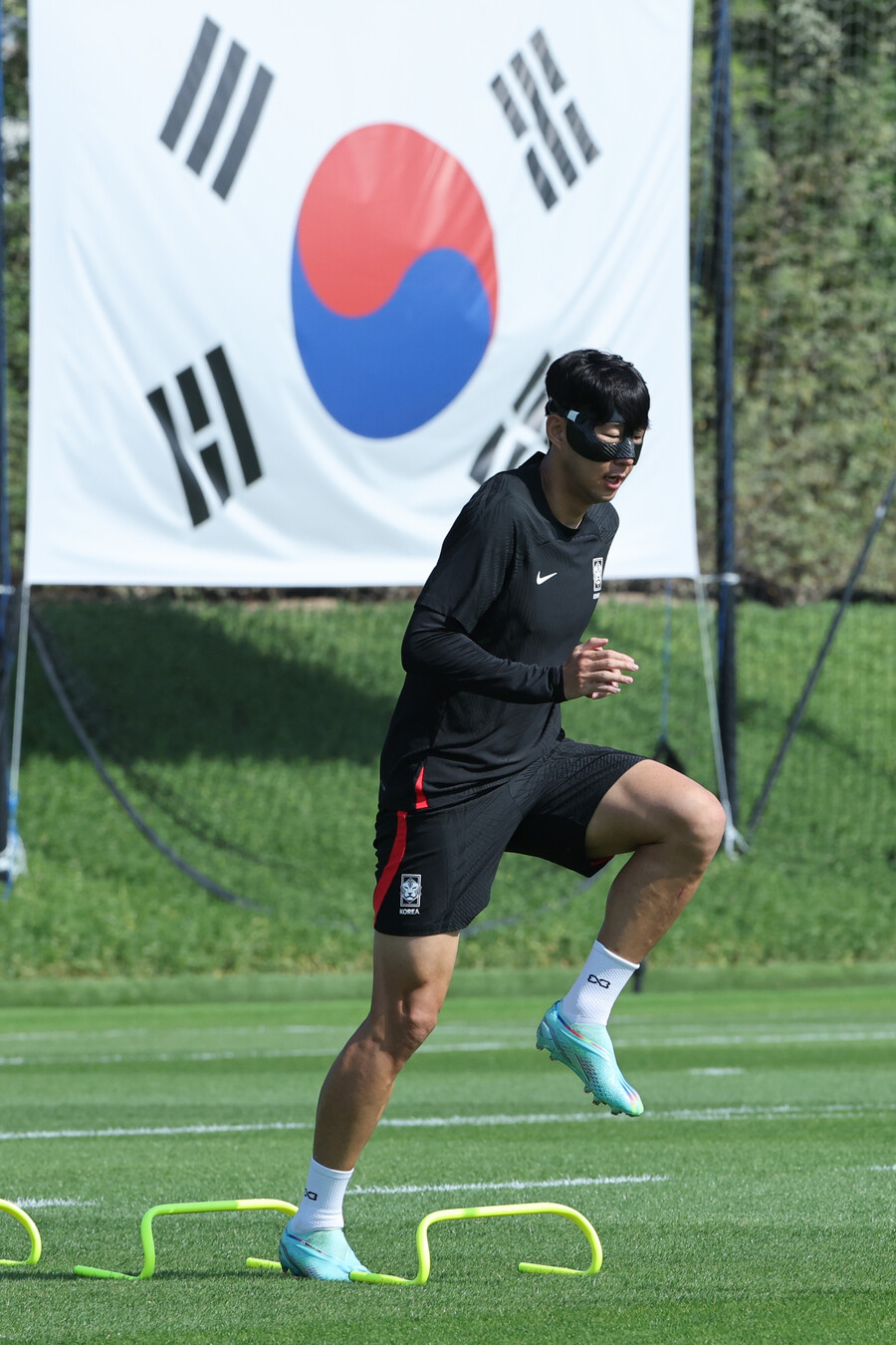 ▲ 손흥민은 다시 안면 보호 마스크를 쓰고 자기 한계에 도전한다. ⓒ연합뉴스