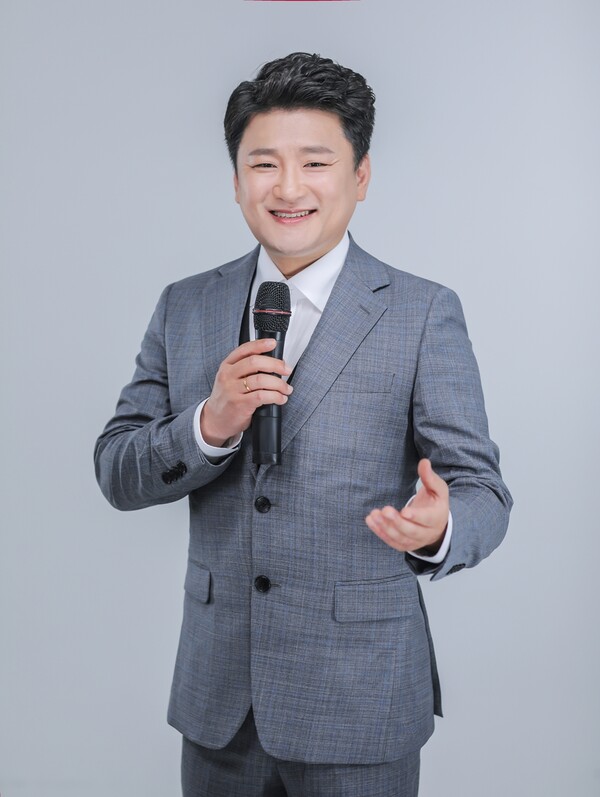 ▲ 5일 방송되는 '가요무대'에 출연해 '추풍령'을 선사하는 현진우. 제공|KDH엔터테인먼트