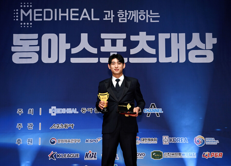 시상식 휩쓸고 다니는 이정후, 동아스포츠대상도 석권