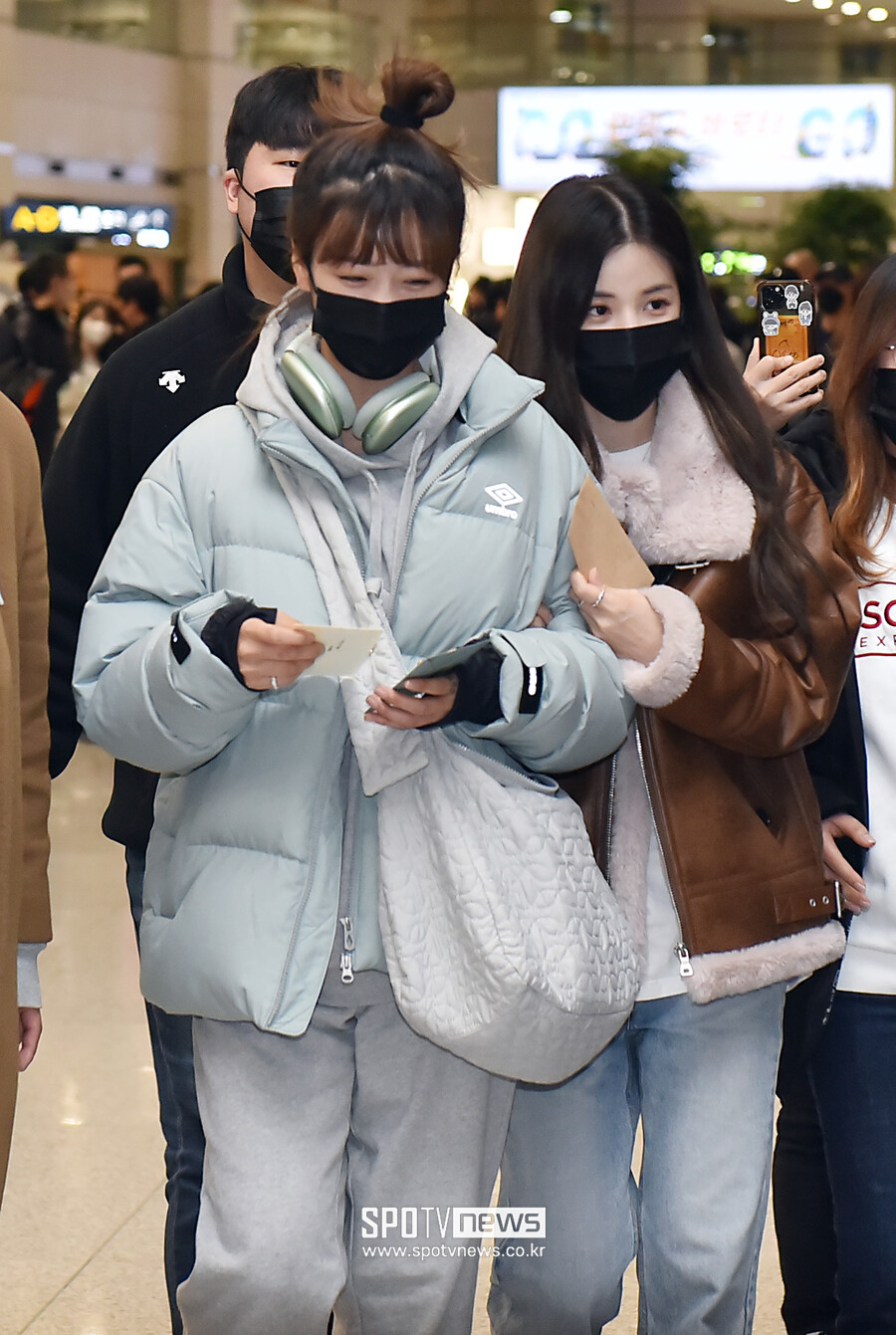 [포토]에이핑크 윤보미-박초롱, 한파에 완벽무장한 겨울 공항패션