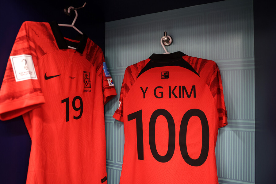 ▲ 축구대표팀이 브라질전 선수 대기실에 김영권의 A매치 100번째 출전을 맞아 기념 유니폼을 걸어 놓았다. ⓒ대한축구협회
