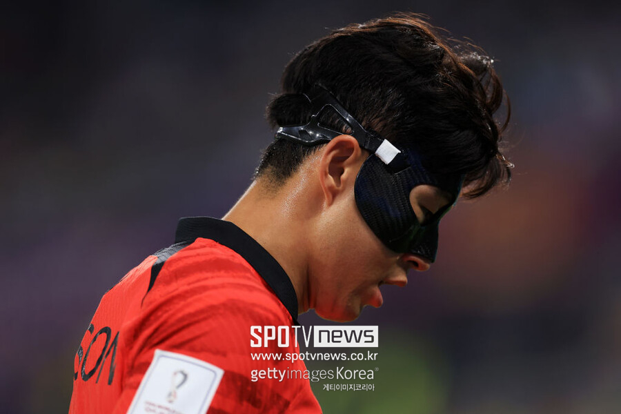 ▲ 브라질전 선발 출격한 벤투호 캡틴 손흥민. 한국은 브라질과 16강 경기 전반전을 0-4로 밀린 채 마쳤다.