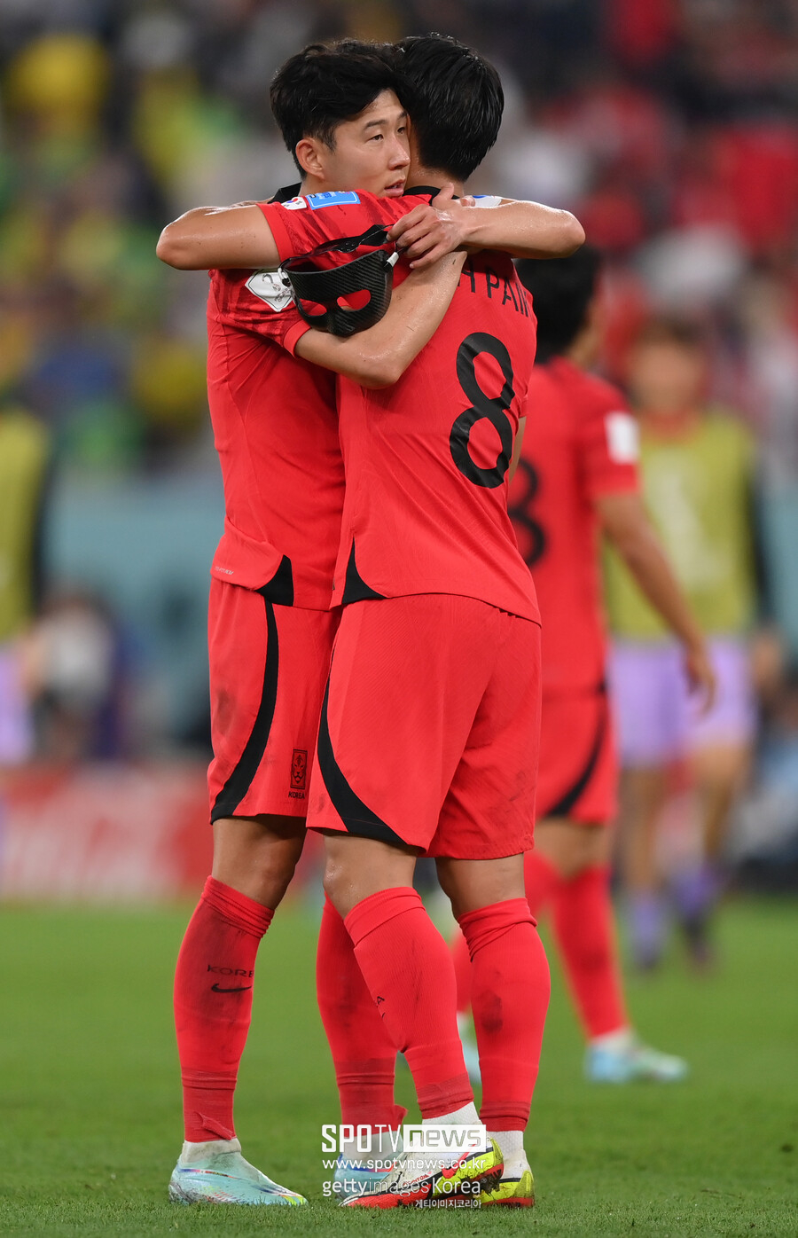 ▲ 손흥민(왼쪽)이 FIFA 카타르 월드컵 16강전 뒤에 동료들을 위로하고 있다