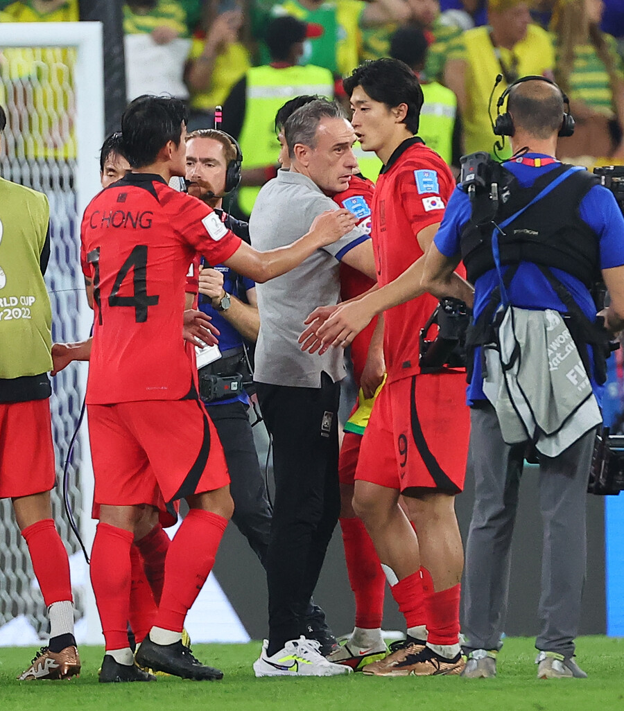 ▲ 파울루 벤투 축구대표팀 감독이 조규성을 다독여주고 있다. ⓒ연합뉴스