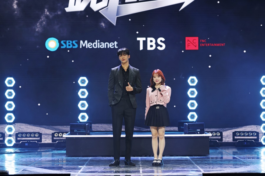 ▲ 로운(왼쪽), 야부키 나코. 제공ㅣSBS M, FNC엔터테인먼트, TBS