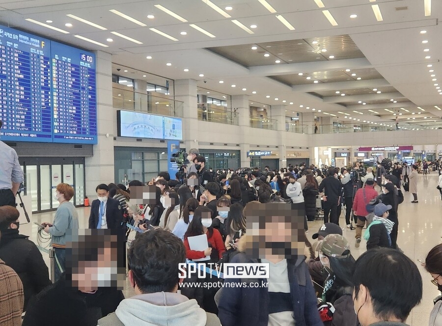 ▲ 파울루 벤투 감독이 이끄는 축구 국가대표팀은 7일 오후 4시 30분경 인천공항으로 입국한다. 복귀 예정 2시간 전부터 몰려든 팬들.