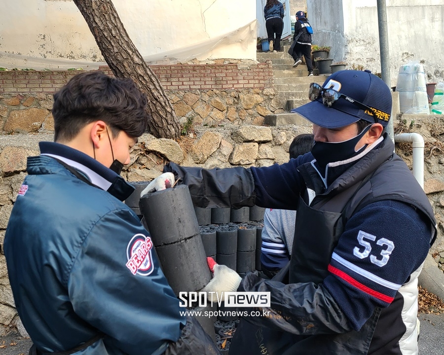 ▲ 두산 베어스 양석환(오른쪽)이 최승용에게 연탄을 안기며 "내년에 구속 150㎞"를 외쳤다. ⓒ 상계동, 김민경 기자