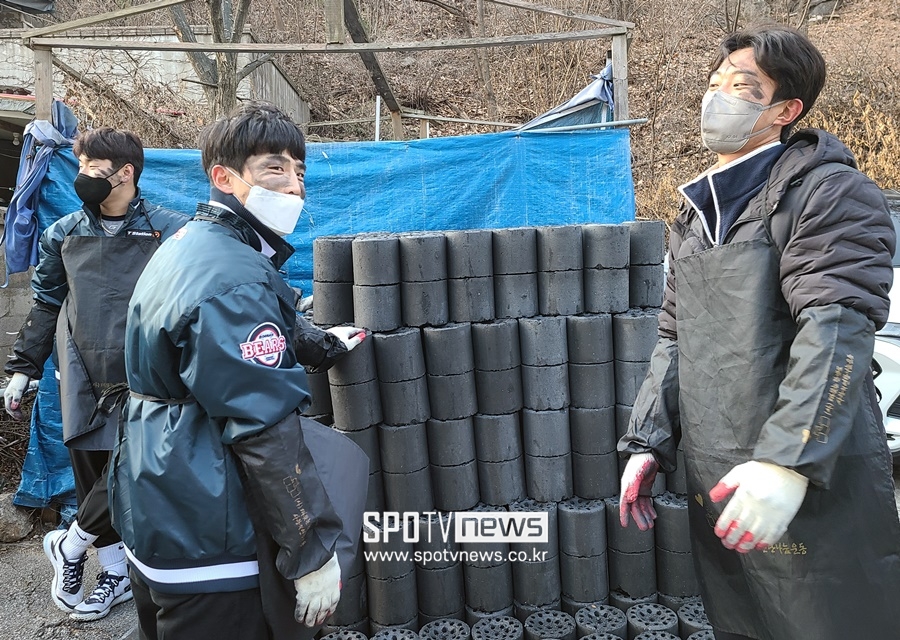 ▲ 연탄 나눔 3조였던 두산 베어스 곽빈, 이유찬, 전민재(왼쪽부터). ⓒ 상계동, 김민경 기자