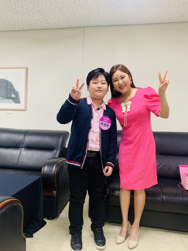 ▲ 송가인(오른쪽)이 '미스터트롯2'에 참가한 박성온을 응원했다. 제공|TV조선