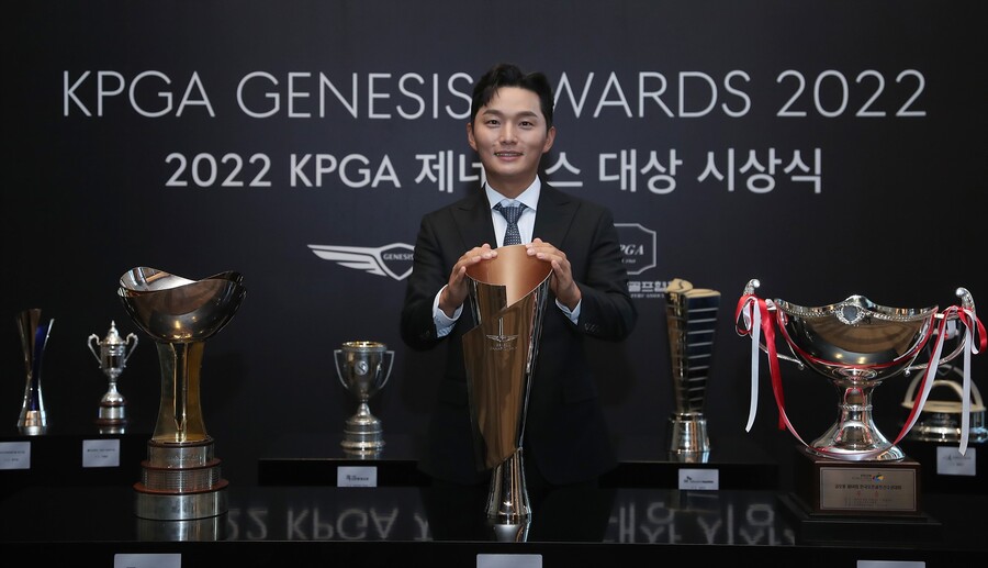 김영수 KPGA 코리안투어 시상식 '3관왕'…"초심 잃지 않겠다"