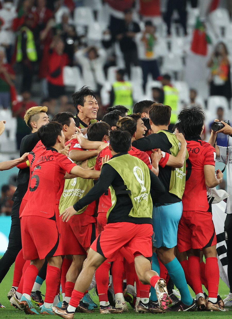 ▲ 축구대표팀이 포르투갈에 2-1로 이기며 2022 카타르 월드컵 16강 진출을 확정지은 뒤 환호하고 있다. ⓒ연합뉴스