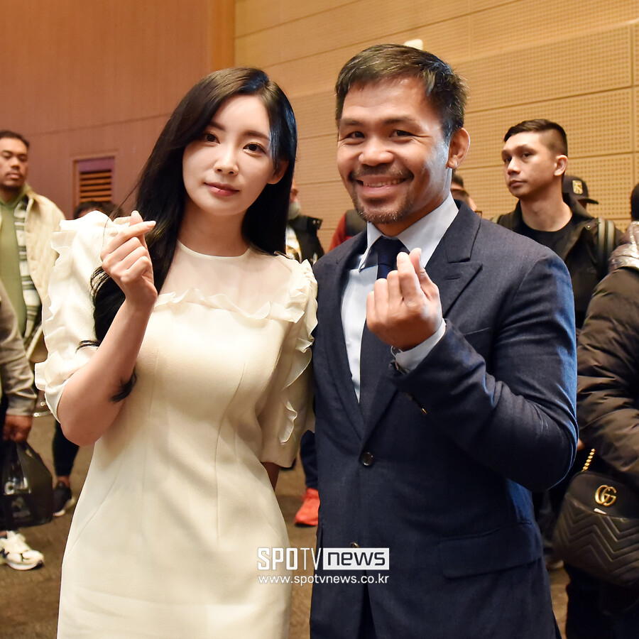 [포토]파퀴아오, '곽민선 아나운서, 기자회견 진행 고마워요'