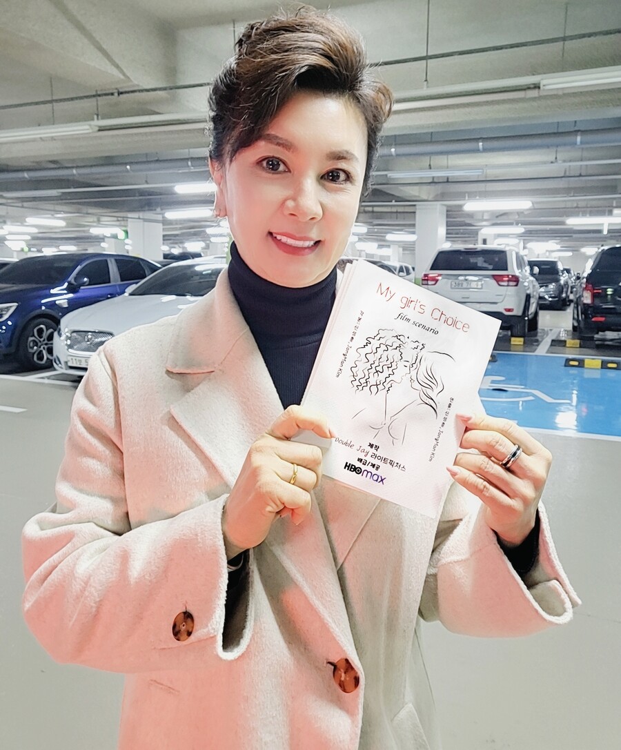 제2의 윤여정 노리나? 할리우드 가는 김혜선, 대본 인증샷 들고 소녀 미소