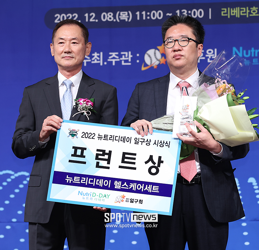 ▲ 12일 단장직에서 자진 사퇴한 류선규 SSG 단장(오른쪽) ⓒ곽혜미 기자