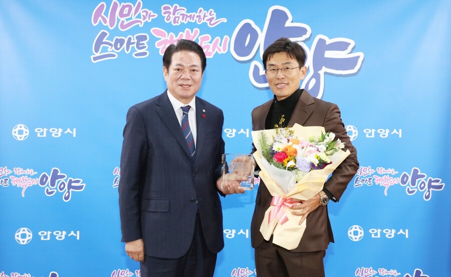 ▲ FC안양 최대호 시장과 장철혁 단장 ⓒFC안양
