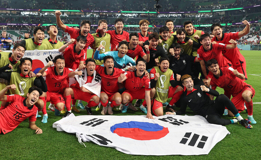▲ 축구대표팀이 포르투갈에 2-1로 이기며 2022 카타르 월드컵 16강 진출을 확정지은 뒤 환호하고 있다. ⓒ연합뉴스