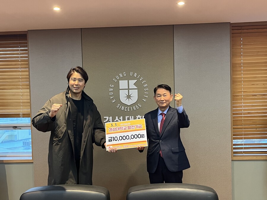 ▲ 한유섬(왼쪽)과 경성대 이종근 총장 ⓒ브리온컴퍼니
