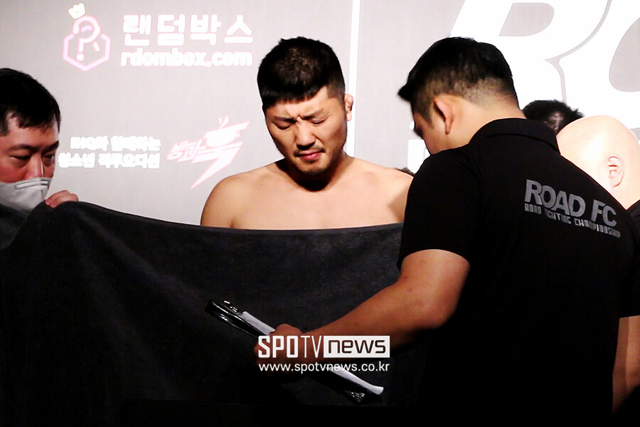 ▲ 권아솔은 힘겨운 표정으로 체중계에 올랐다.