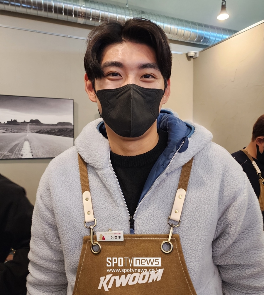 ▲ '일일자선카페'에 참여한 이정후. ⓒ마곡동, 박정현 기자