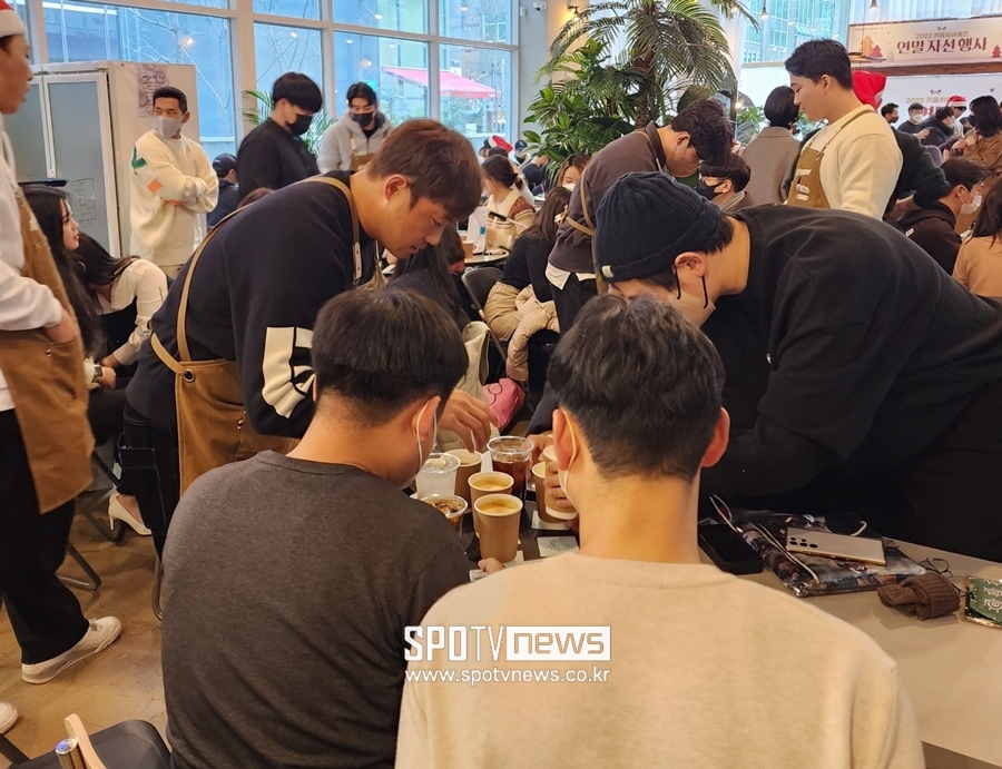 ▲ 키움 선수들이 팬들에게 서빙하고 있다. ⓒ마곡동, 박정현 기자