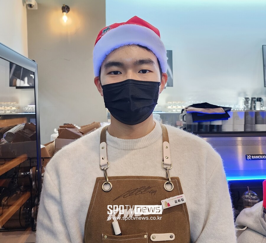▲ 산타 모자와 앞치마를 착용하고 서빙에 나선 키움 내야수 김휘집.  ⓒ마곡동, 박정현 기자