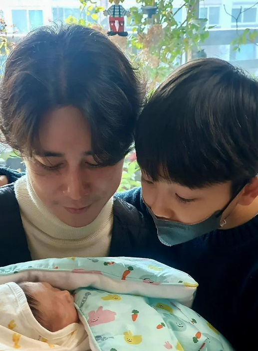 배우 이승효, 아빠 됐다…정태우 첫 조카 탄생 축하 "산모·아이 건강해"