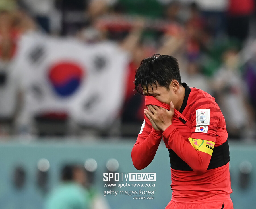 ▲ 손흥민이 포르투갈전에서 승리한 뒤에 눈물을 흘리고 있다