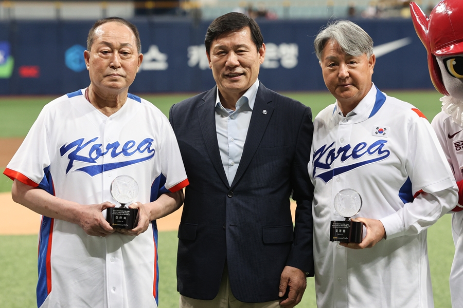 ▲ 기념식에 참여한 김인식 감독, 허구연 KBO 총재, 김경문 감독(왼쪽부터). ⓒKBO