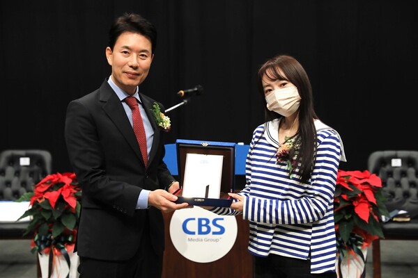 ▲ CBS 창사 68주년 기념식에서 감사패를 받은 이수영(오른쪽). 제공|뉴에라프로젝트
