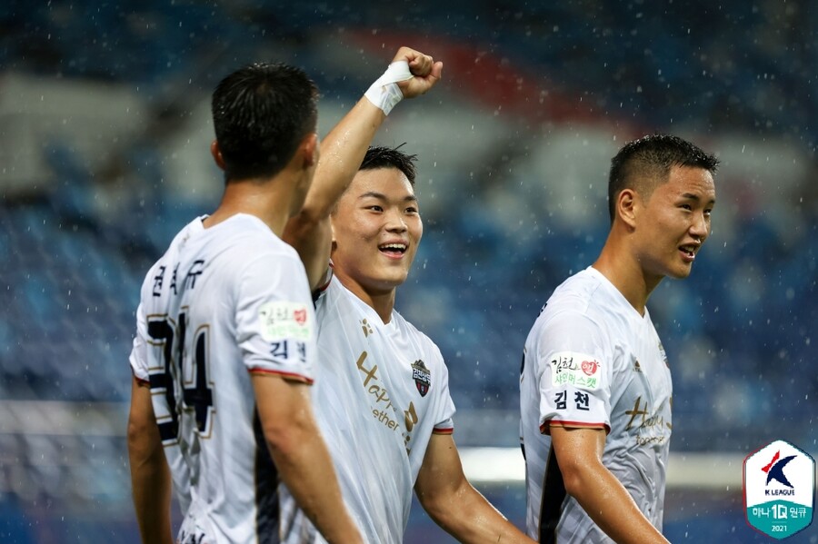 ▲ 상주상무 시절 손에 테이핑을 한 오현규 ⓒ한국프로축구연맹
