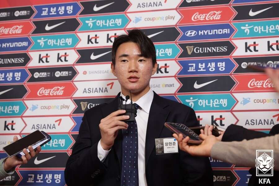 ▲ 대한축구협회 시상식에서 영플레이어상을 수상한 강원FC 공격수 양현준 ⓒ대한축구협회