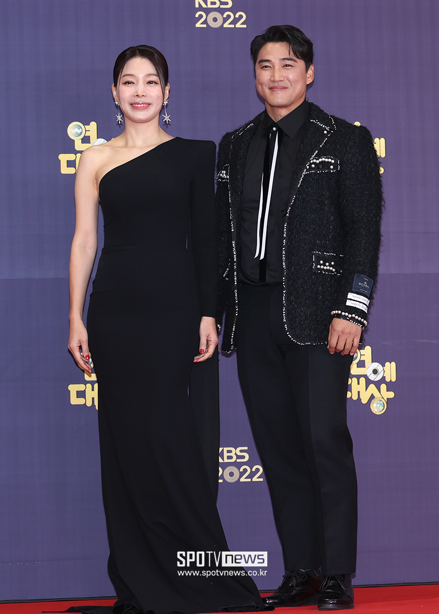 [포토S] 홍성흔-김정임 부부, '블랙으로 맞추고'