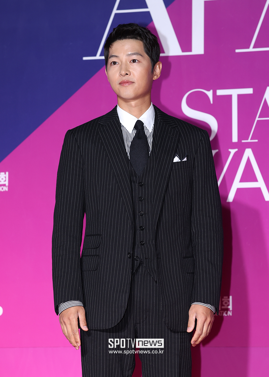 "이혼 후 첫 로맨스, 결혼일까" 송중기, 외신도 英 여자친구 '집중보도'