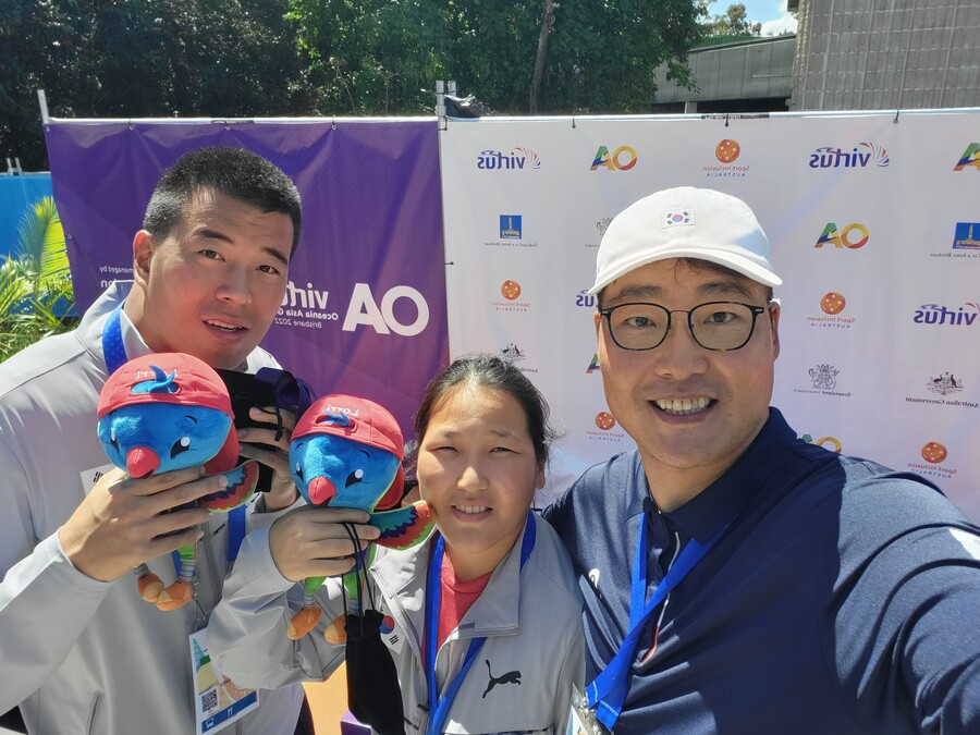 ▲ 윤종성(맨 오른쪽) 하남시조정협회 부회장은 2019년부터 한국 장애인 조정 대표팀 감독을 맡아 괄목할 성과를 냈다. 사진은 서성일, 권보운(왼쪽부터) 선수와 '2022 오세아니아 아시안게임'에 참가한 모습. 서성일은 1인승 인도어로잉 500·1000·2000m 금메달, 권보운은 1인승 인도어로잉 500·1000m에서 동메달을 목에 걸었다. 둘은 수상경기 2인승 혼성더블스컬 2000m서도 호흡을 맞춰 동메달을 손에 쥐었다.