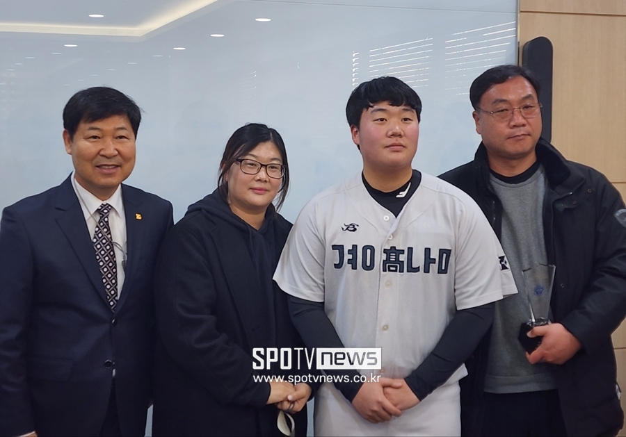 ▲ '제6회 이만수 홈런상'을 시상한 이만수 이사장(왼쪽 첫 번째)과 김범석 가족들. ⓒ도곡동, 박정현 기자