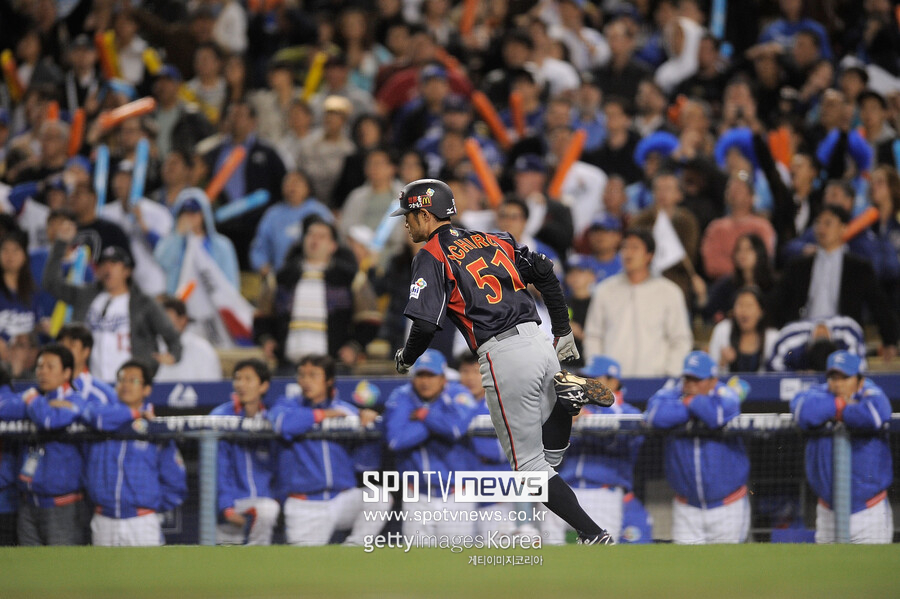▲ 2009 WBC 결승전에서 10회 결승타를 친 스즈키 이치로와 그를 바라보는 한국 대표팀.