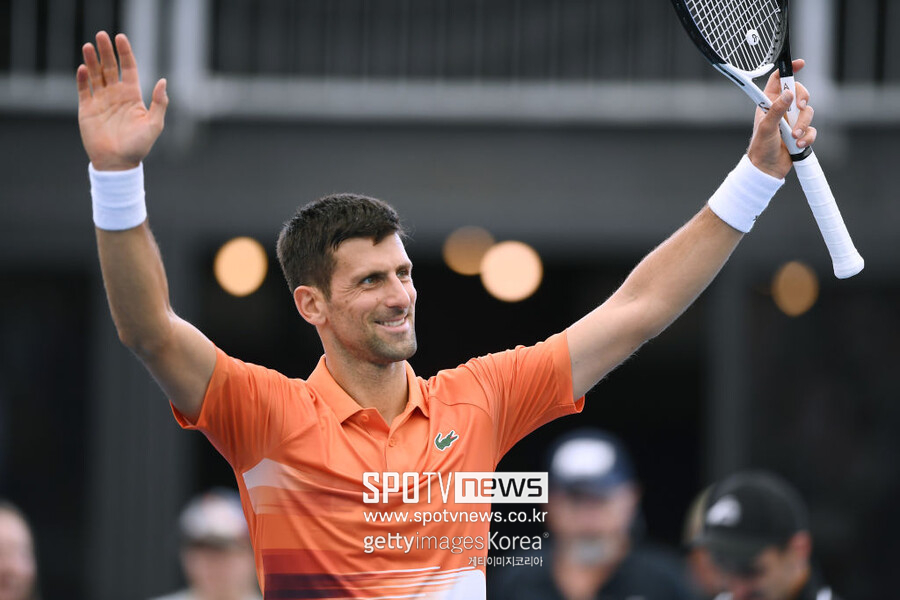 ▲ 2023 ATP 투어 애들레이드 인터내셔널 단식 1회전에서 승리한 뒤 관중들의 갈채에 화답하는 노박 조코비치