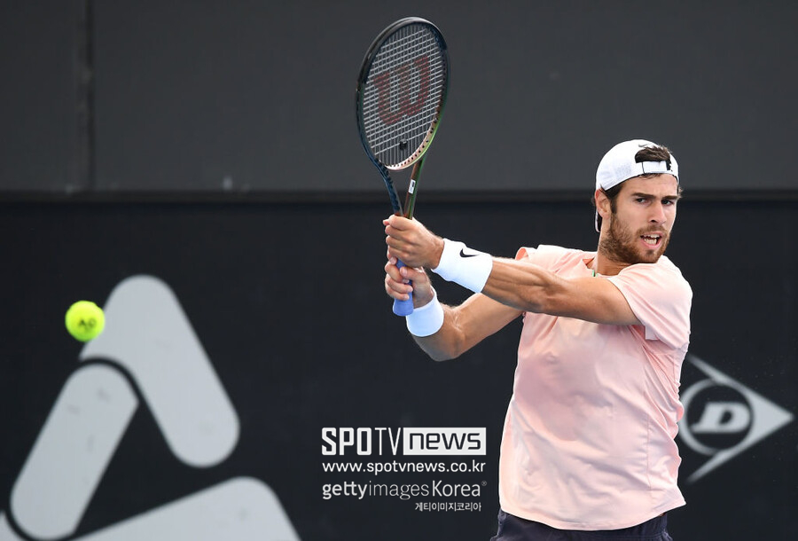 ▲ 카렌 하차노프가 2023 ATP 투어 애들레이드 인터내셔널 단식 16강전에서 경기를 펼치고 있다.