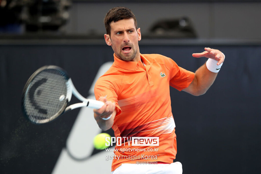 ▲ 노박 조코비치가 2022 ATP 투어 애들레이드 인터내셔널 1차 대회 단식 16강전에서 경기를 펼치고 있다.
