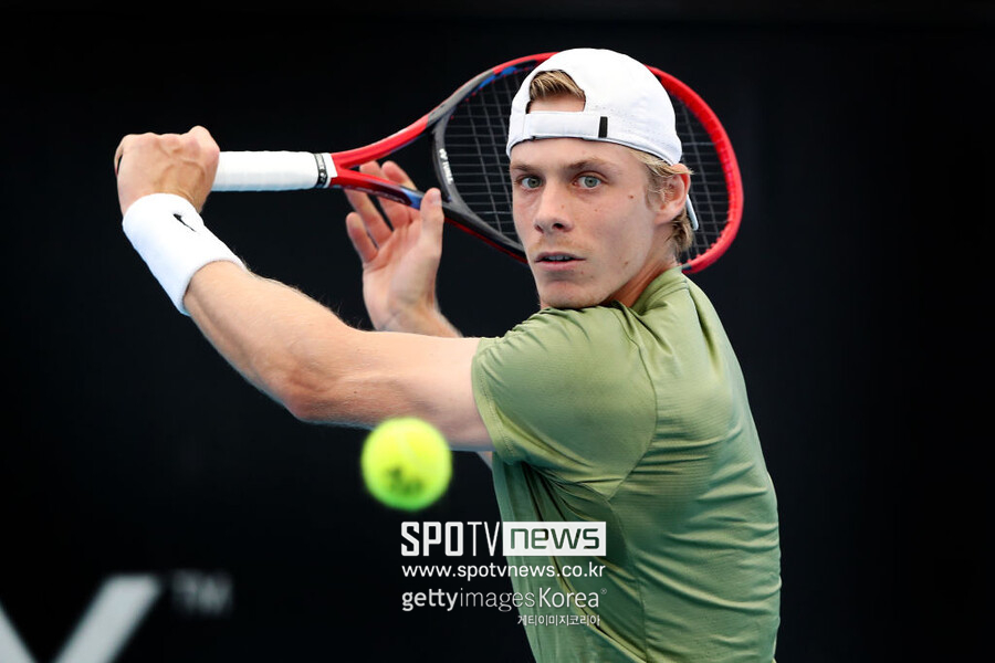 ▲ 데니스 샤포발로프가 2022 ATP 투어 애들레이드 인터내셔널 단식 16강전에서 경기를 펼치고 있다.