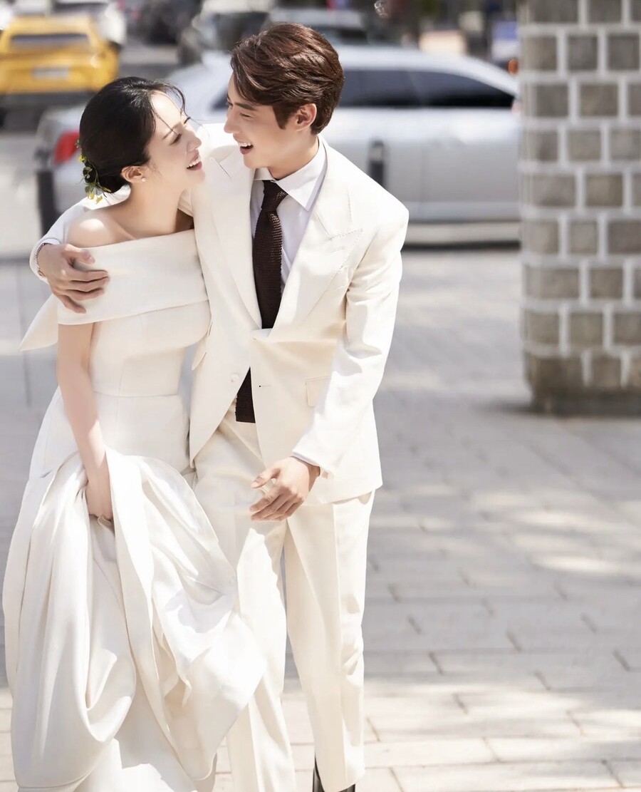 주민하♥유일, 뒤늦은 웨딩사진 공개…꿀 뚝뚝 '선남선녀'