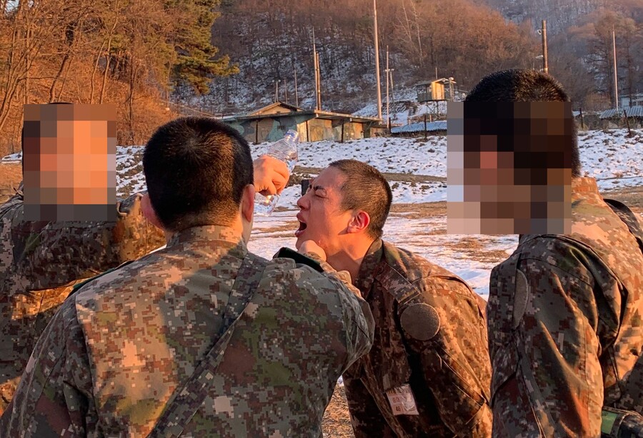 ▲ 방탄소년단 진이 화생방 훈련을 받았다. 출처|더 캠프